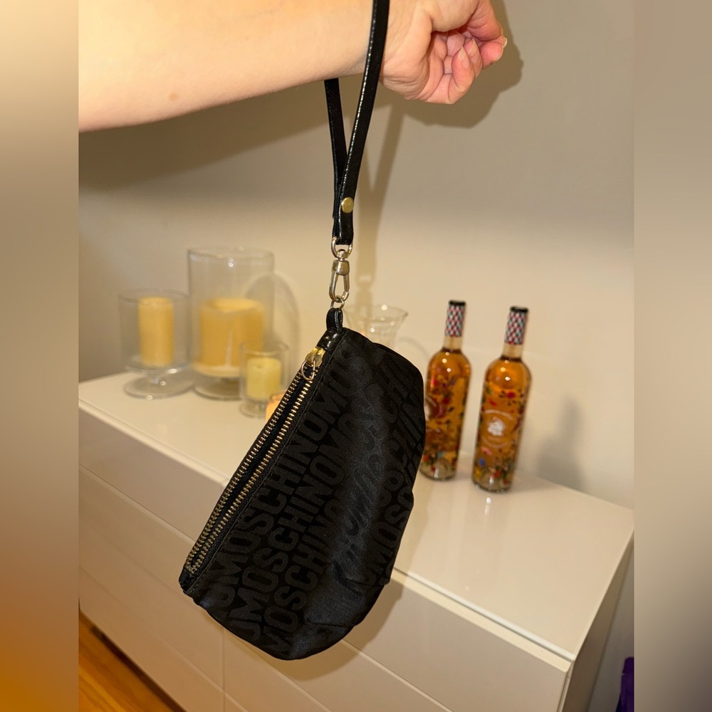 RARE VINTAGE BLACK MOSCHINO ZIPPER WRISTLET!! Adorable and can’t find.